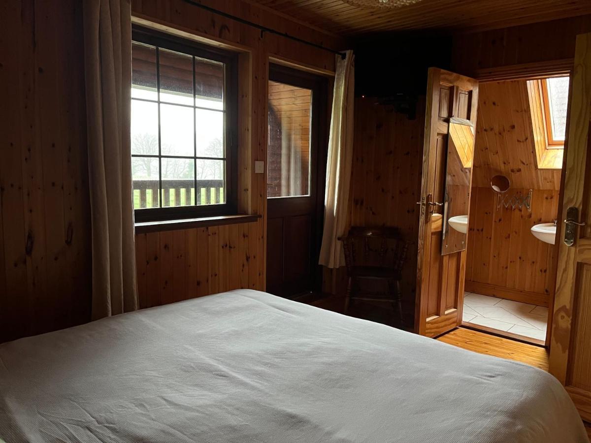 Cosy Lakeside Chalet With Option To Add Private Hot Tub Duneena Esterno foto