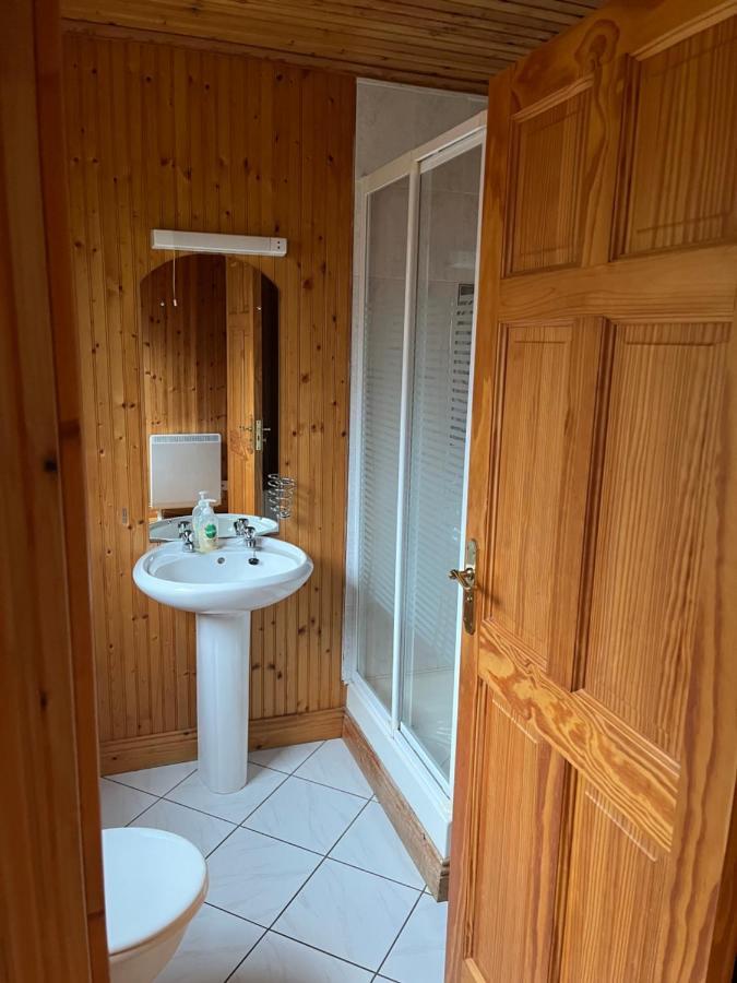 Cosy Lakeside Chalet With Option To Add Private Hot Tub Duneena Esterno foto