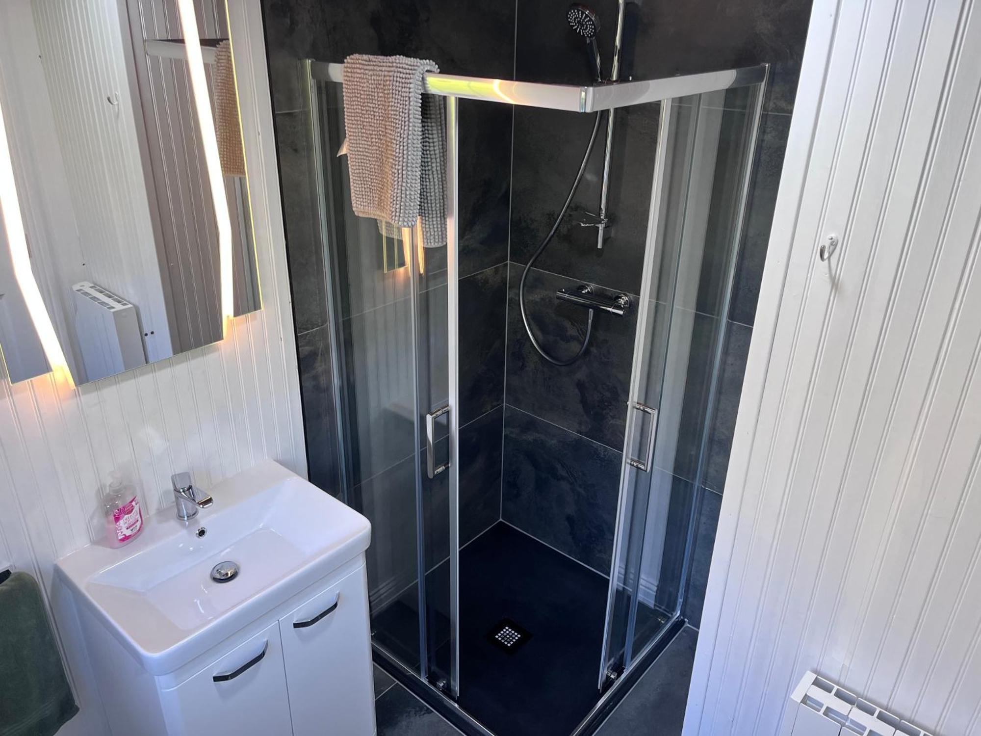 Cosy Lakeside Chalet With Option To Add Private Hot Tub Duneena Esterno foto